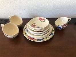 Service à café 6 tasses et 13 assiett motif floral “Nyon“