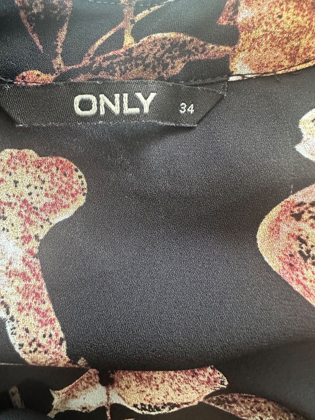 Only Blusen: ONLY Bluse, Grösse 34, Schwarz mit Blumen – Gebraucht aus Lustmühle von sar_7xmy 1