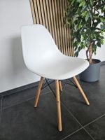 5 Stühle in weiss mit Holzbeinen - gebrauchter Zustand