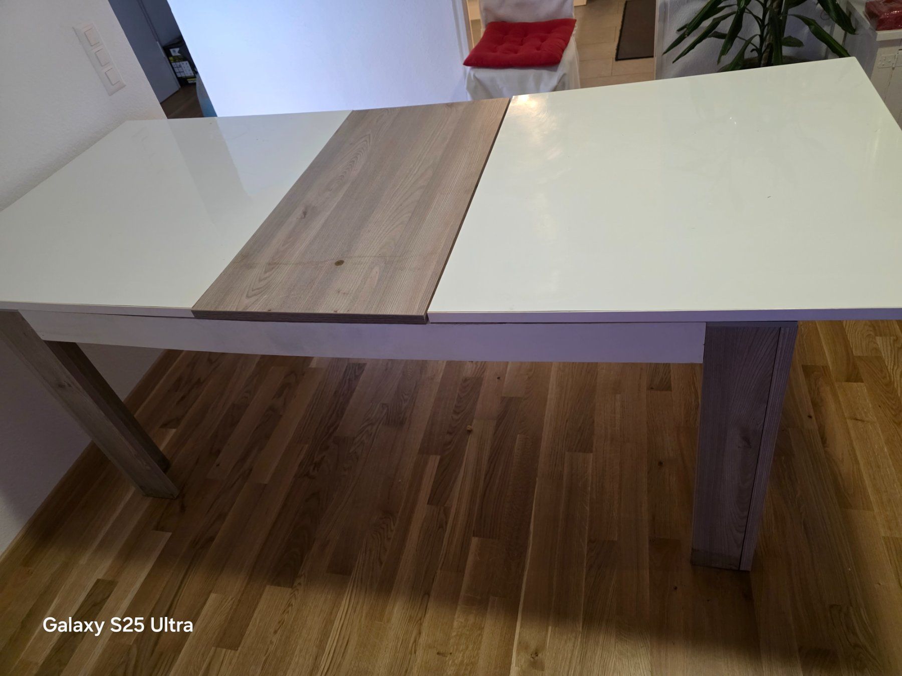 Tische: A VENDRE BELLE TABLE Avec rallonge – Gebraucht aus Neuchâtel von Futuro2015 2