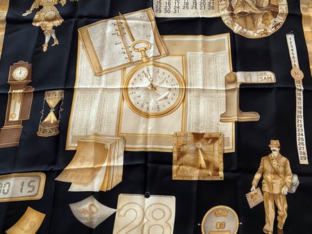 Foulard Longchamp l'horloge du temps fonds noir