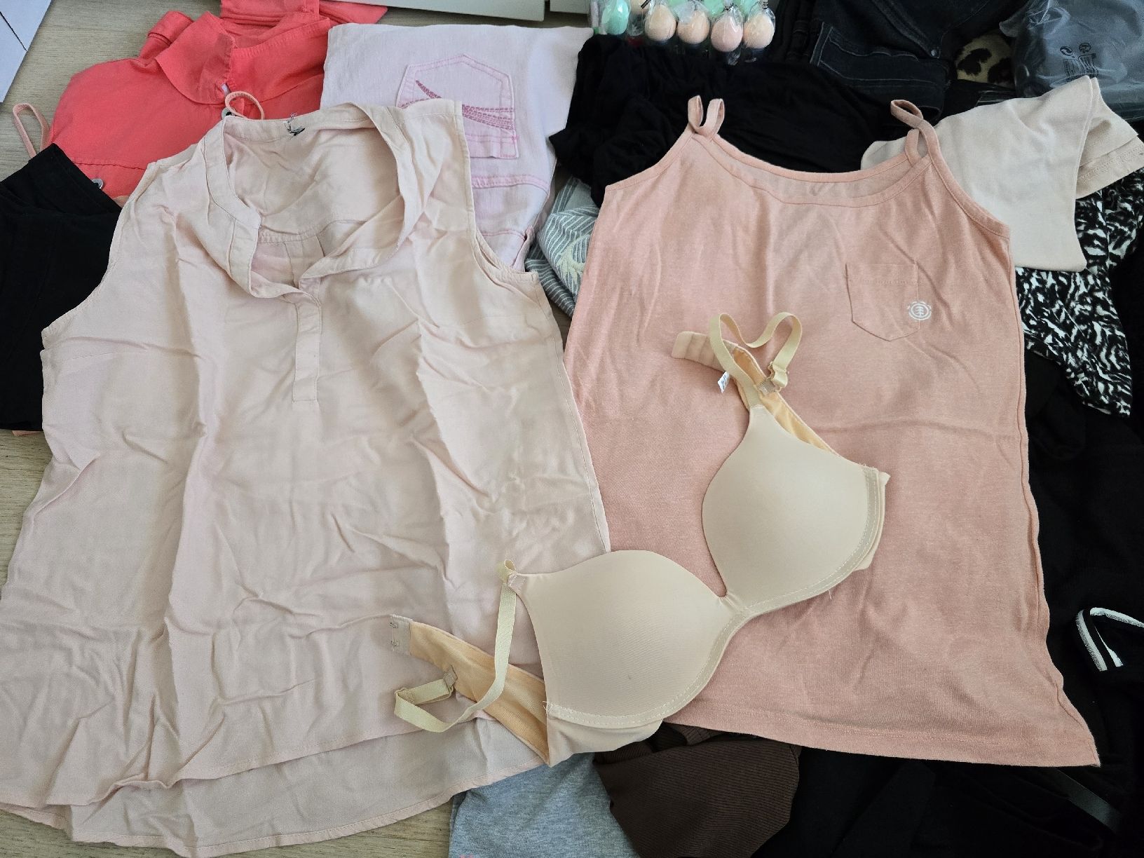 Lots de vêtements: Restposten Kleider & Handtaschen – D'occasion à Rickenbach b. Wil par Beautiful.Things 3