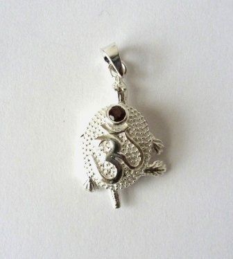 Anhänger: Silber-Anhänger - Schildkröte/OM mit Rubin – Neu und originalverpackt aus Mauren von Yeelen
