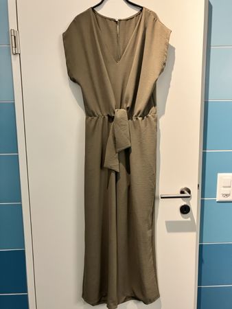 Olivfarbener Jumpsuit
