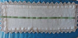 Tischläufer mit gehäkelter Spitze, Handarbeit