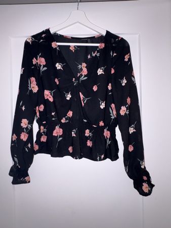 Schwarze Bluse mit Blumenmuster, Gr. S – Perfekt für Frühlin