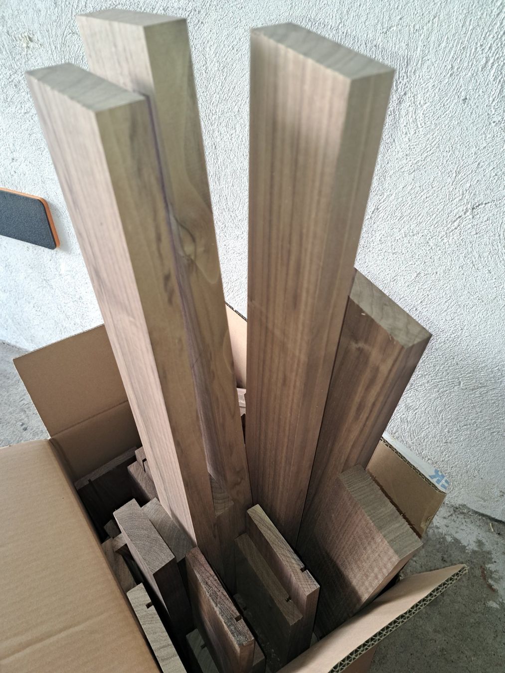 Articoli in legno: Drechseln/Nussbaumholz/Holzabschnitte – Nuovo e nell'imballaggio originale da Wetzikon ZH venduto da regler 2
