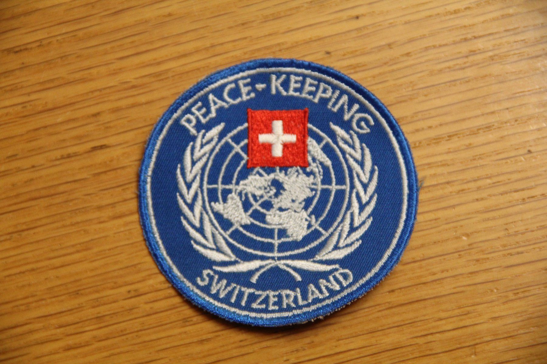 Schweizer Armee Placchette & Badge: Peace Keeping Switzerland, Friedensmission, Badge – Usato da Belp venduto da Tomsek