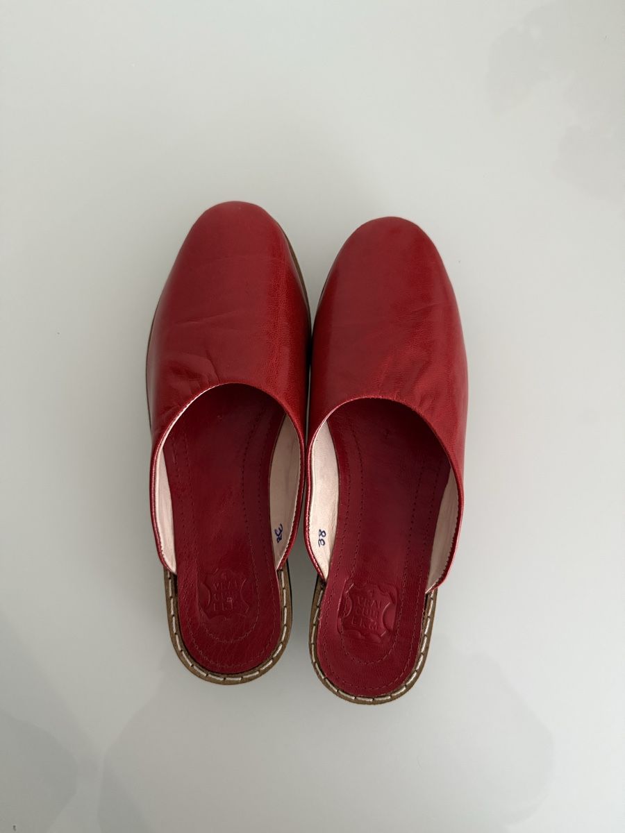 Scarpe da donna: NEW Handmade Red Leather Slippers Mules Babouche – Nuovo (secondo la descrizione) da Thalwil venduto da perulina