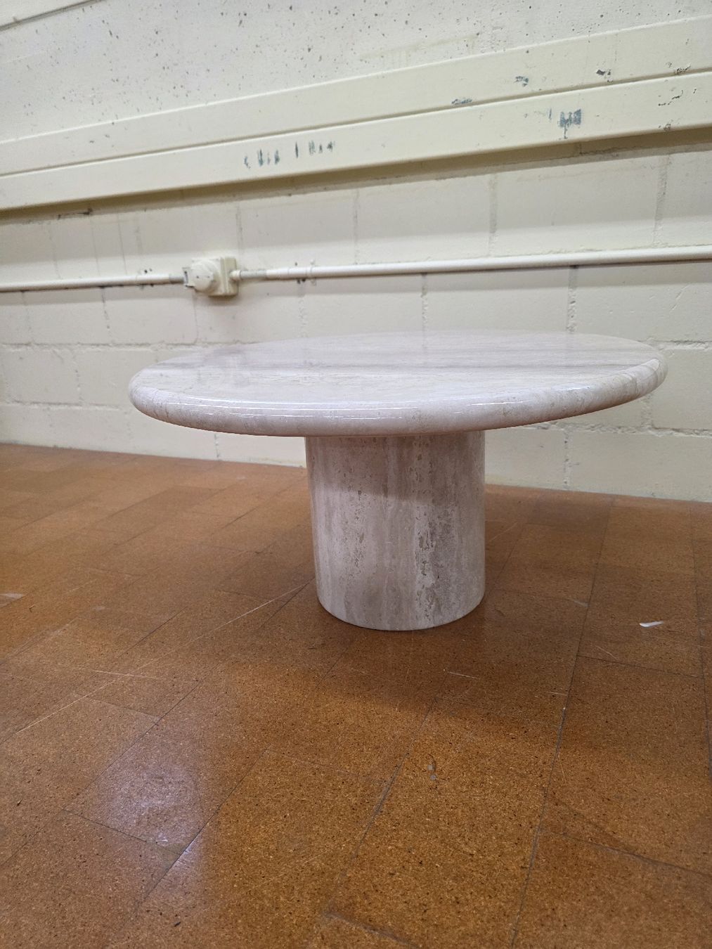 Tables: Designer Couchtisch aus Travertin  – D'occasion à Lichtensteig par UsedINStore 3