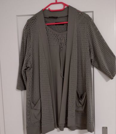LOT SHIRT MIT JACKE IN DER FARBE TAUPE