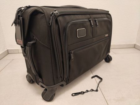 Tumi Alpha 3 Carry-On 4 Wheeled Garment Bag – für Kleider