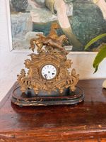 Pendule ancienne en métal doré avec chevaux – style rococo