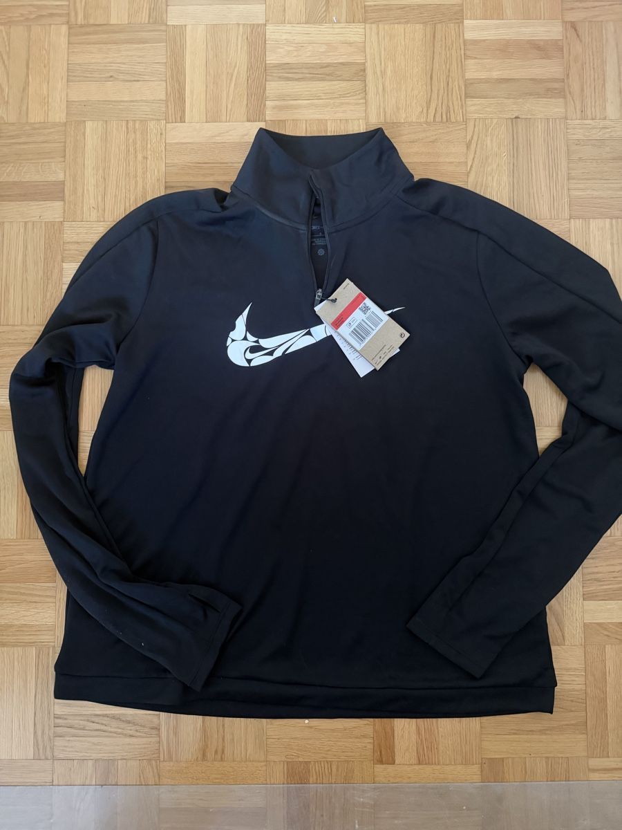 Nike Pulls & Sweat-shirts: Nike Pullover schwarz mit grossem Swoosh Logo neu – Neuf avec emballage d'origine à Schlieren par mle_lws6