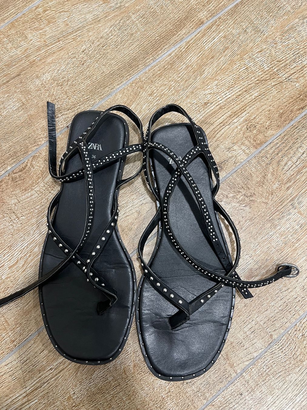 Zara Damenschuhe: ZARA Sandalen mit Nieten, Grösse 36 – Gebraucht aus St. Gallen von kka_l9wg 1