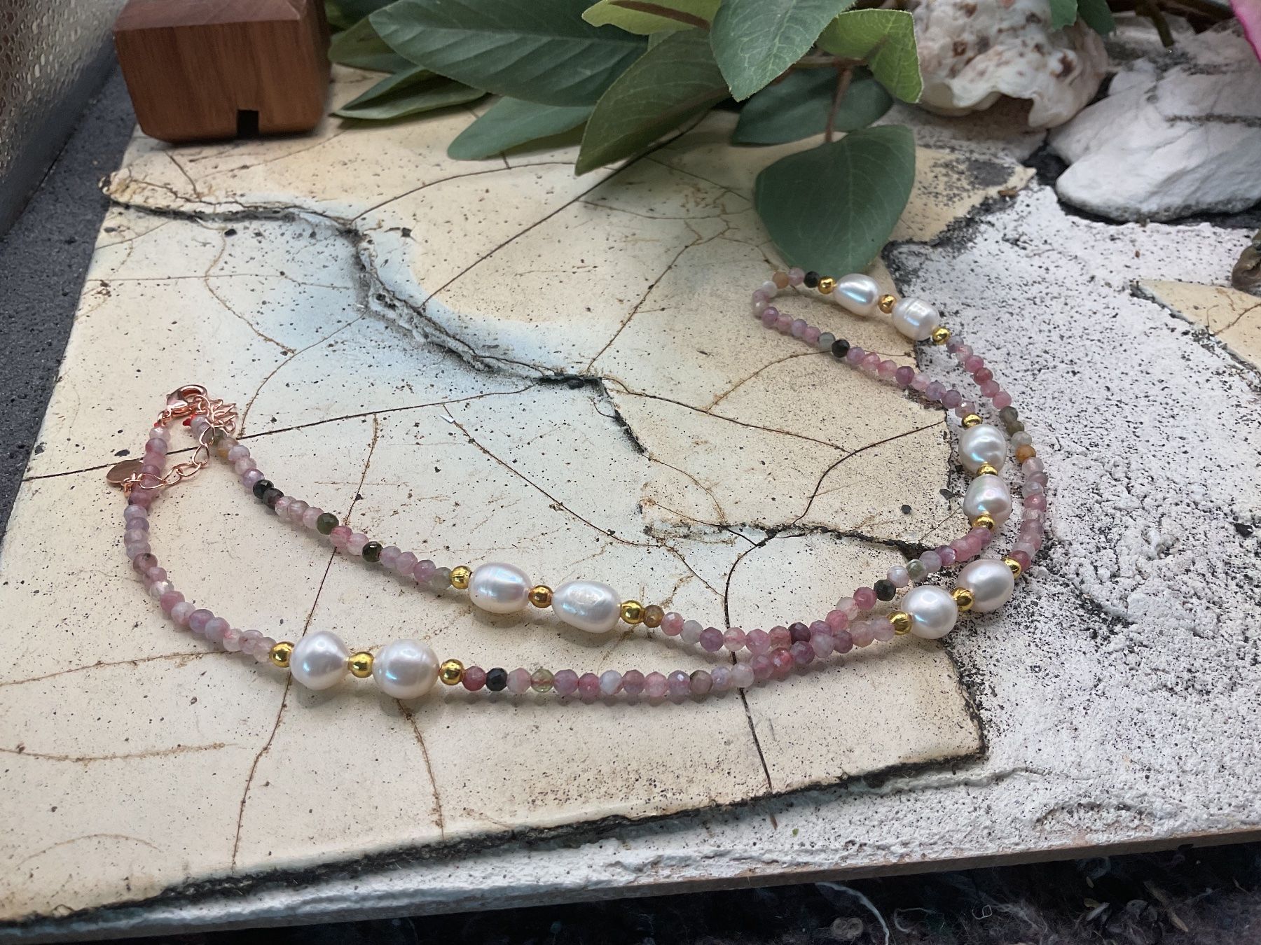 Catenine: Leichtes Collier Turmalin mit Süsswasserperlen – Usato da luzern venduto da Alpendorf1