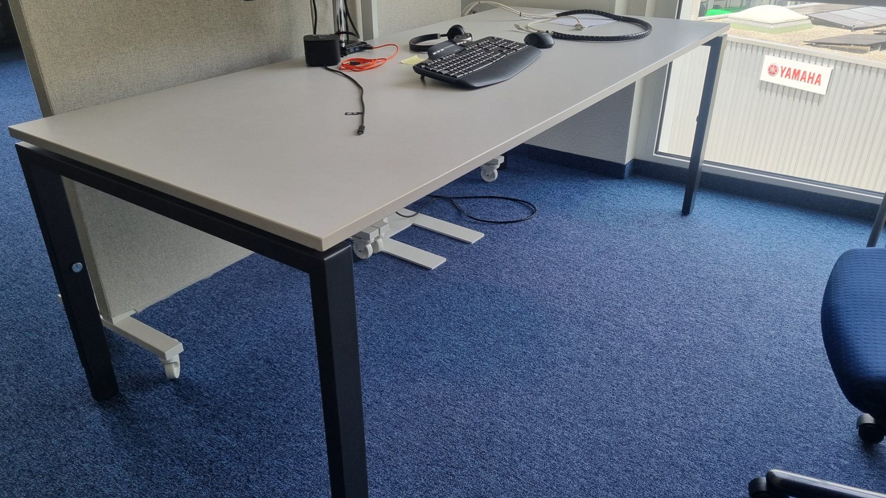 Bureaux: Bürotisch Tischplatte hellgrau – D'occasion à Rickenbach LU par erli75