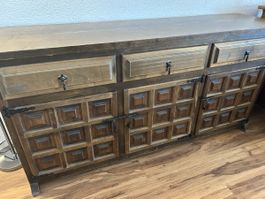 Sideboard Holz dunkel mit Scharnieren und Schubladen