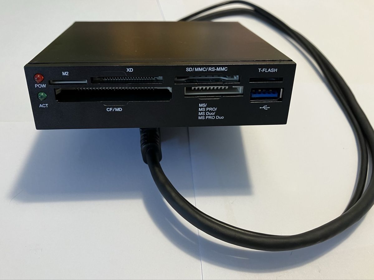 Lettori di schede: Multikartenleser und USB für internen Einbau – Usato da lyssach venduto da Fisch40 1