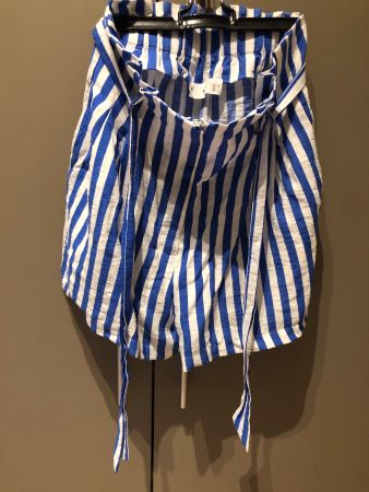 Kurze Hose mit Reissverschluss & Taschen; blau-weiss gestrei