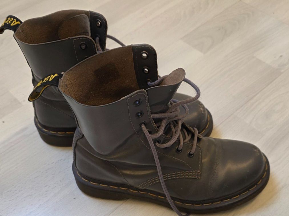 Dr. Martens Herrenschuhe: Dr. Martens Boots, grau, Gr. 38, Zeitlose Klassiker – Gebraucht aus Einsiedeln von 88vierzig.