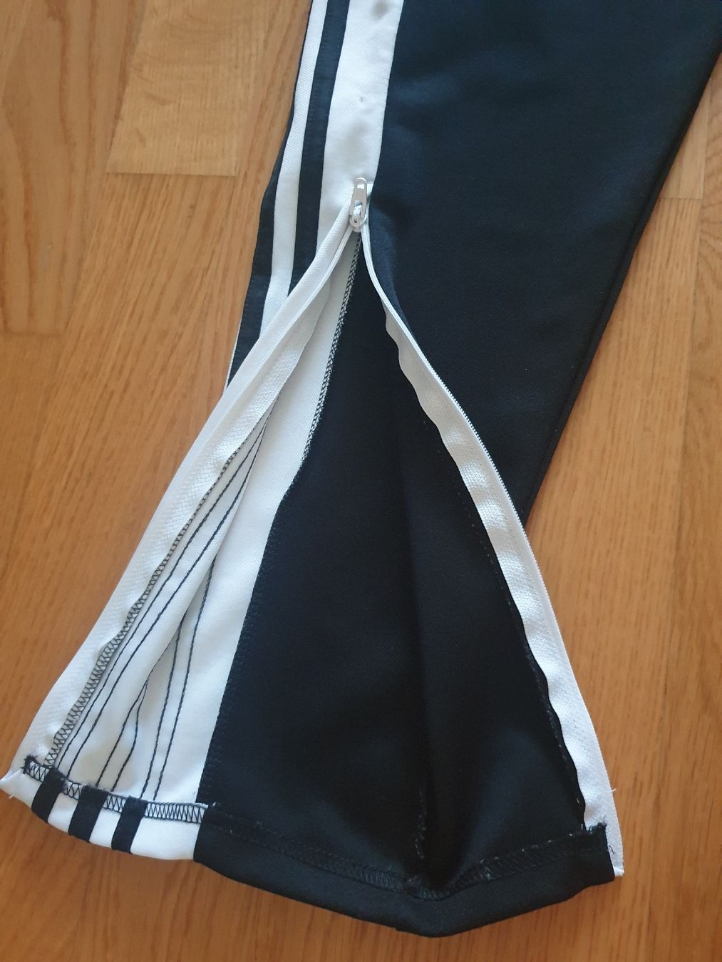 Adidas Pantaloni: Pantalon adidas – Usato da Fribourg venduto da mal_8zjh 3