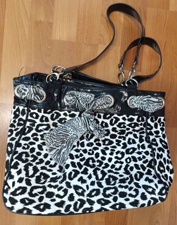 Handtasche schwarz-weiss Animalprint Kunstleder beschädigt