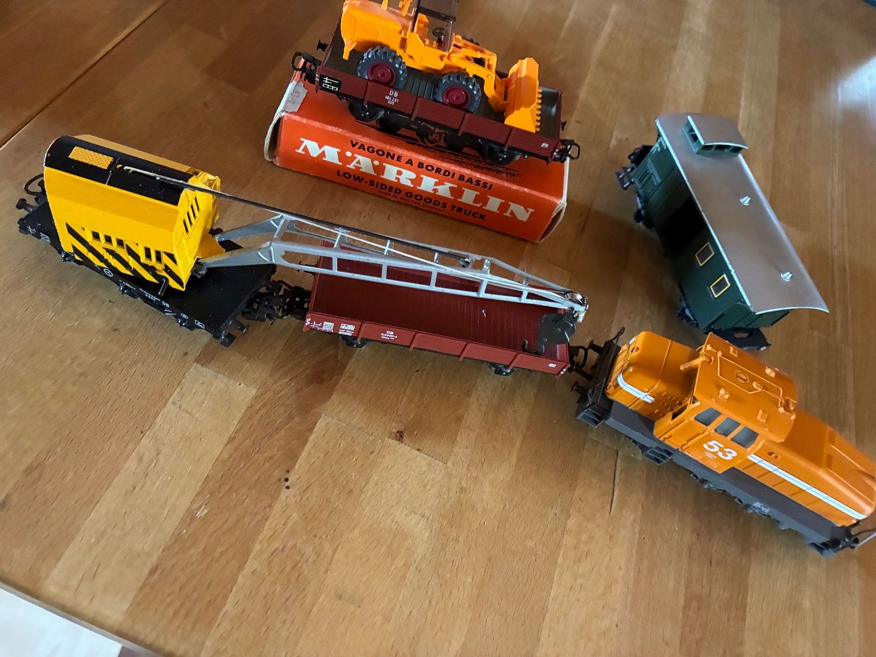 Märklin Modelleisenbahnen: Märklin 2 Loks mit Güterwagen – Gebraucht aus Reigoldswil von Frog40 6