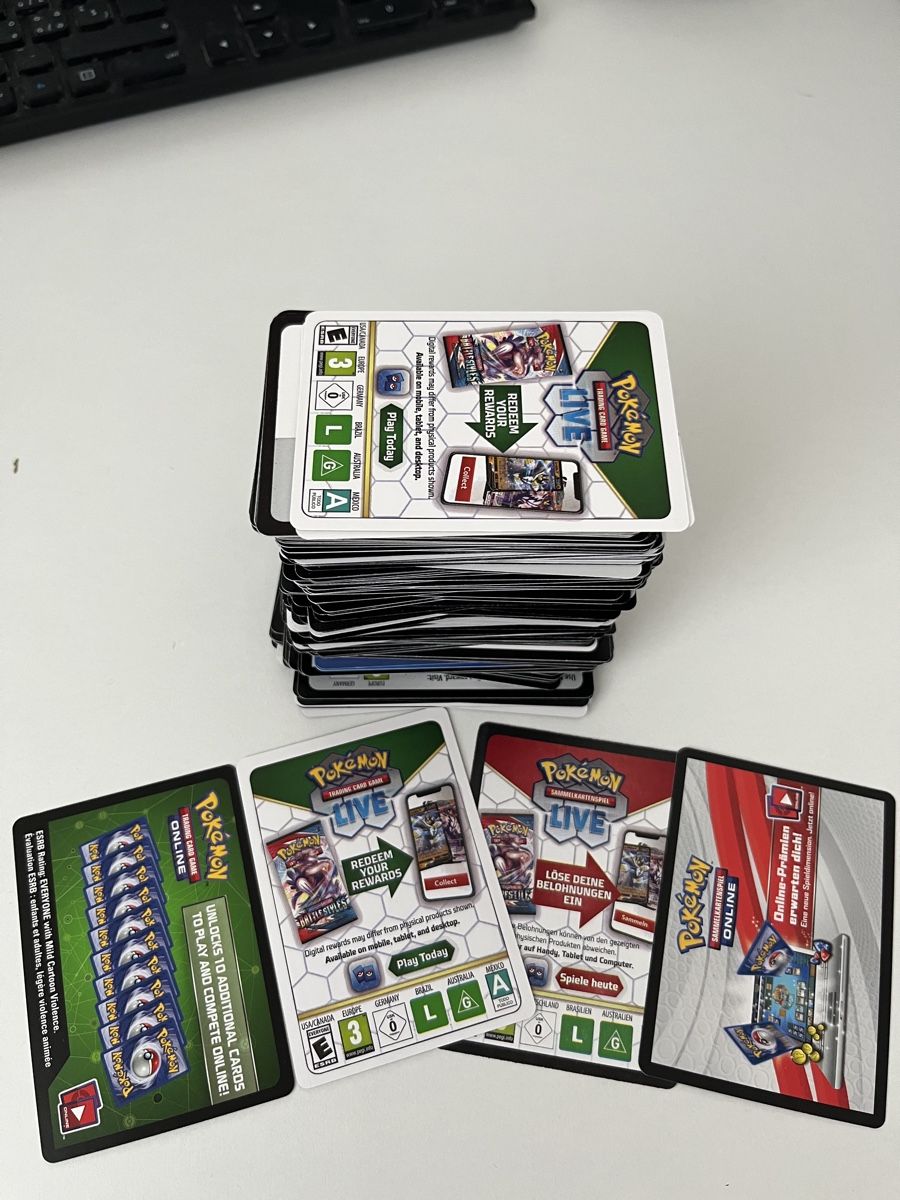 Giochi: Über 300 Pokémon-TCG-Code-Karten – Nuovo (secondo la descrizione) da Frauenfeld venduto da LarsuuU