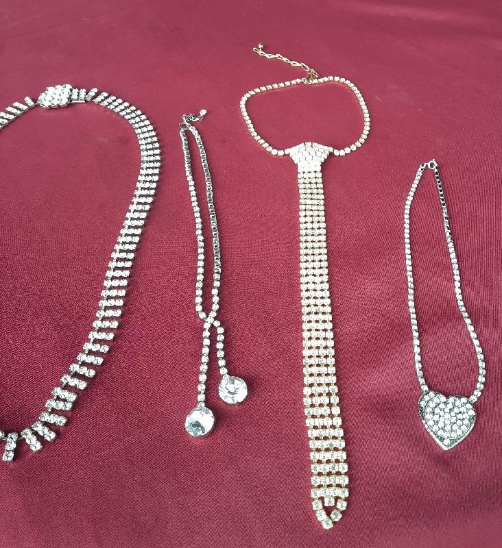 Altri gioielli: 4 Hochwertige Strass-Colliers, Modeschmuck – Nuovo (secondo la descrizione) da Eschenbach venduto da Alicekunst 1