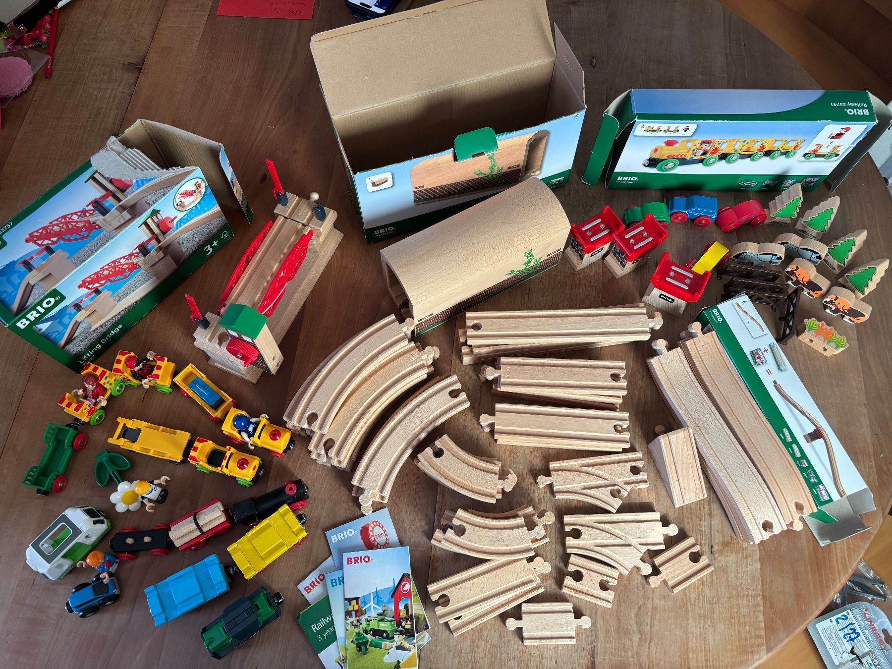Brio Giocattoli: Brio Holz Eisenbahn grosses Set – Usato da Seftigen venduto da Muggelwomb