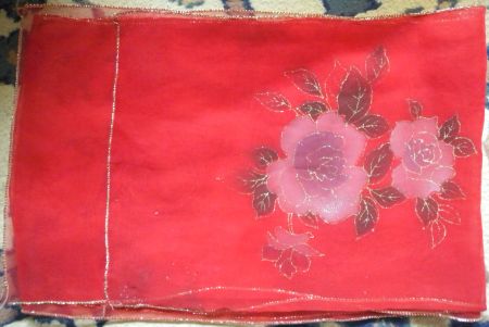 Rotes Seidentuch/ Schal mit Rosenmuster