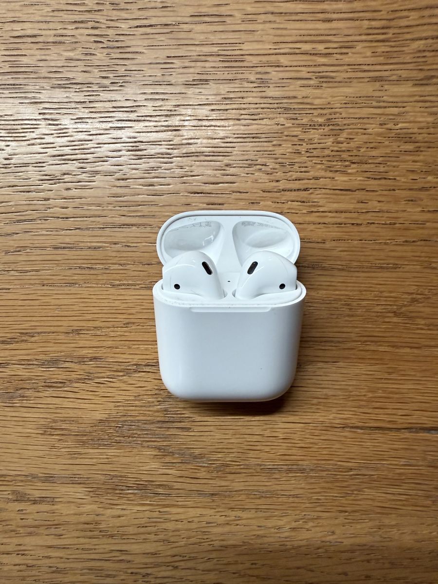 Apple Cuffie: Apple AirPods 1.Generation mit Ladecase – Nuovo (secondo la descrizione) da Appenzell venduto da isa_qt76 2