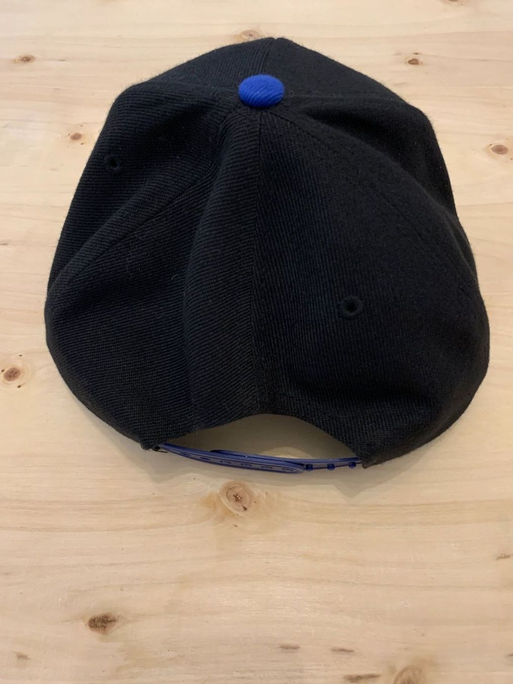 Copricapi, berretti & cappellini: Novelists Snapback Cap – Usato da Dübendorf venduto da CellarSeller 1
