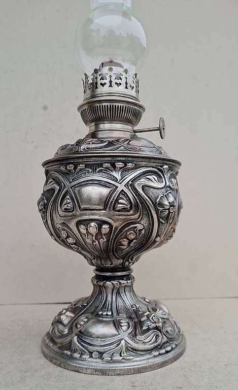 Lampade: Grosse, traumhaft schöne Petrollampe um 1900  versilbert – Usato da Frasnacht venduto da Carawill 1