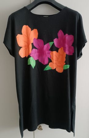 Schwarzes T-Shirt mit Blumenmuster