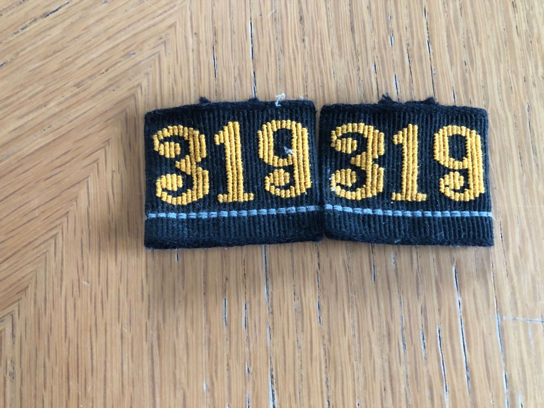 Schweizer Armee Placchette & Badge: Schulterklappen - Abzeichen Nr.319 schwarz – Usato da Schübelbach venduto da Dolly990_2