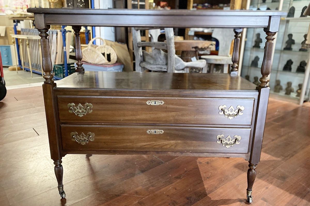 Cassettiere: Ethan Allen Holz Kommode auf Rollen, Anrichte – Usato da Ballwil venduto da ClassicGallery 1
