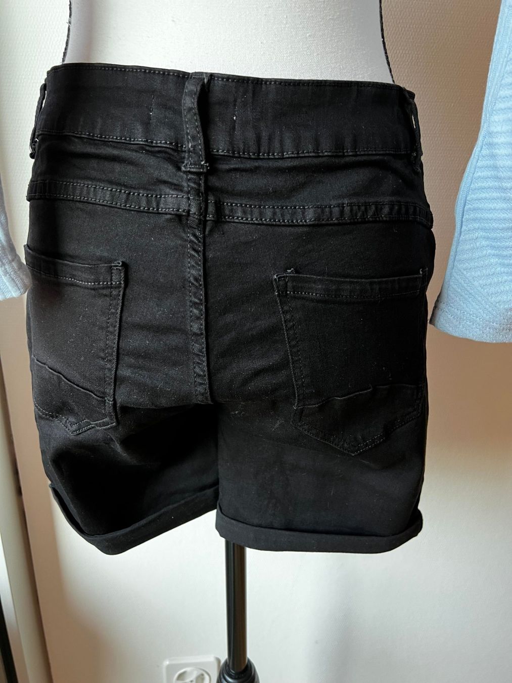 Pantaloni: Neue Schorts M – Nuovo e nell'imballaggio originale da Riehen venduto da edu_92w7 1