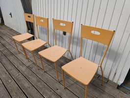 4 Metallstühle orange stapelbar gebrauchter Zustand