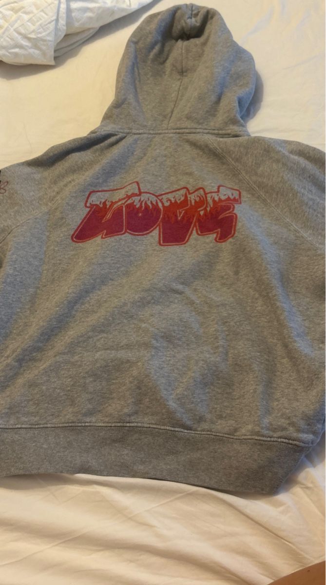 Pulls et sweat-shirts: Zadig&voltaire Hoodie  – Neuf (Voir description) à Pully par mlt_8dzj 1