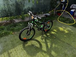 VTT enfant 20 pouces en parfait état pour l'aventure!