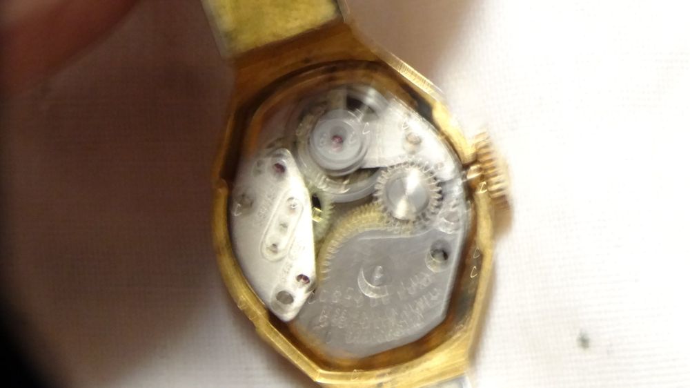 Montres: BULER SEHR  KLEINE UHR.HANDAUFZEUG .17J.4 STEIN.LÄÜFT. – D'occasion à zürich par ahmad01 4