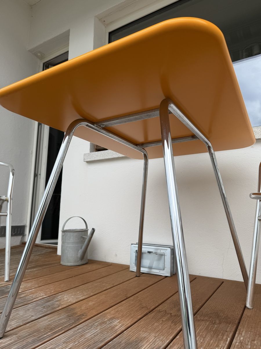 Tables: Design Tisch Orange mit Rohrgestell – D'occasion à Baden par namensalat07 1