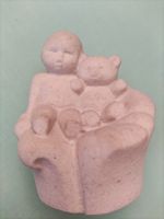 Sandsteinskulptur Marbella Belgien Kind mit Teddy Bär