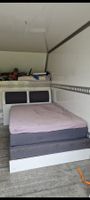 Bett mit Schubladen und Regale beide Seiten