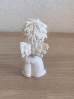 Süsse kleine Engel-Figur / Putto weiss mit rotem Herz