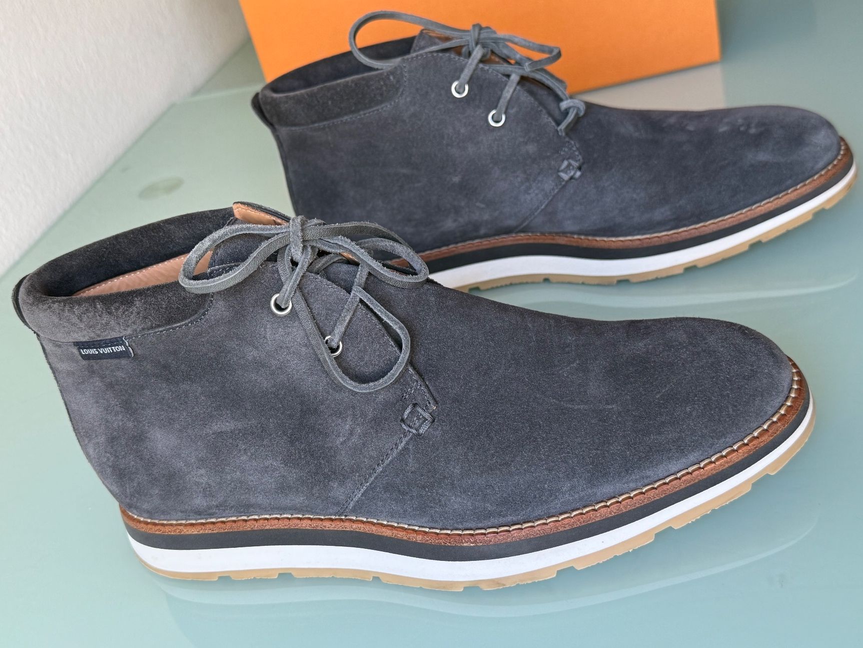 Louis Vuitton Herrenschuhe: LOUIS VUITTON Chukka Wingtip GrauWildleder Stiefel Boot 43.5 – Gebraucht aus Kreuzlingen von kruezbiz 2
