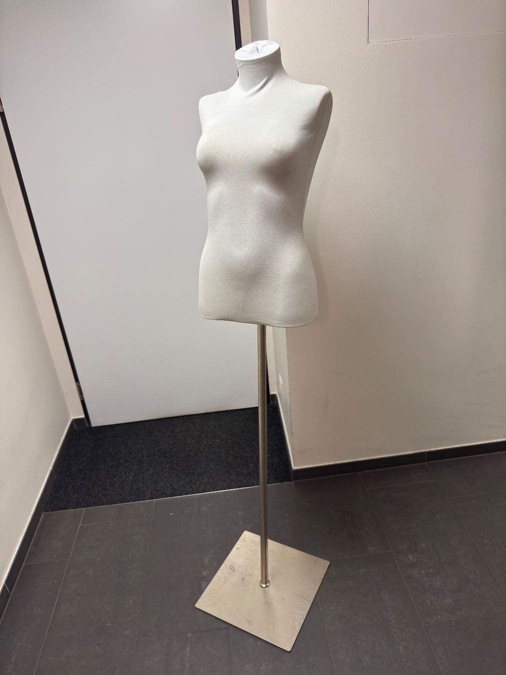 Allestimento di negozi e stand fieristici: 2x Schaufensterpuppe Damenkörper weiss mit Ständer – Usato da Root venduto da Shadow86