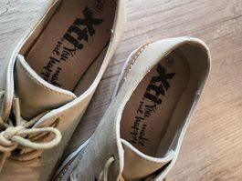 Schöne goldfarbige bequeme Schuhe